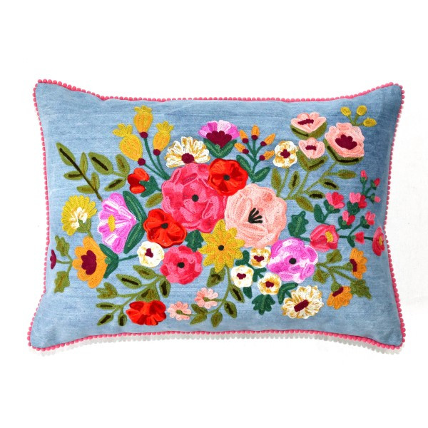 Kissen mit Blumenstickerei & Pomponborte – Blau