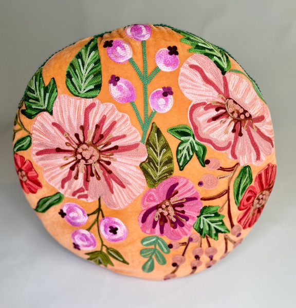 Rundes Samtkissen mit Blumenstickerei & grüner Kugel-Borte – Orange