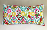 Baumwollkissen mit Patchwork-Blumenstickerei & roter Kugel-Borte – Hellblau